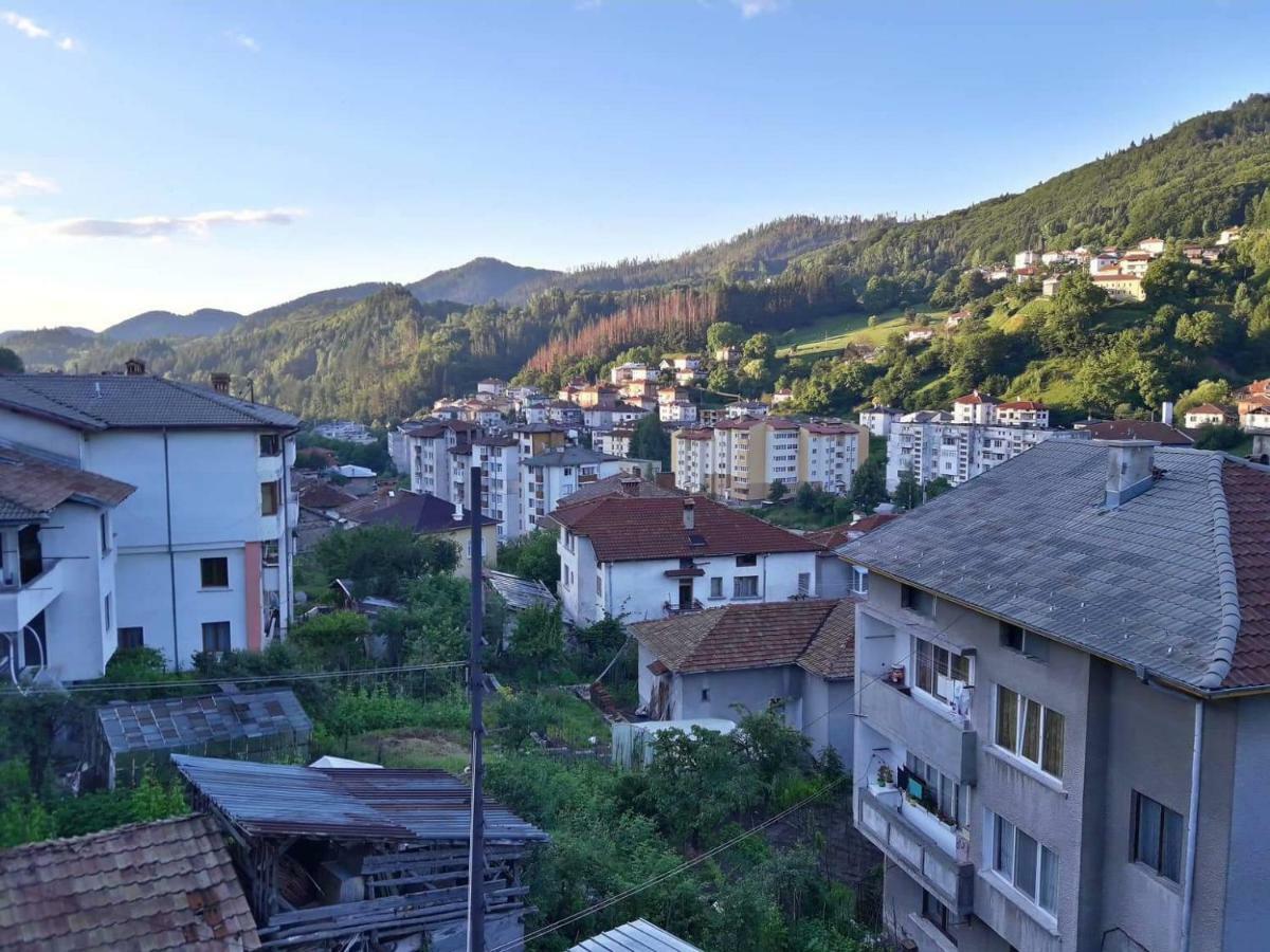 Yellow House Smolyan Exteriör bild